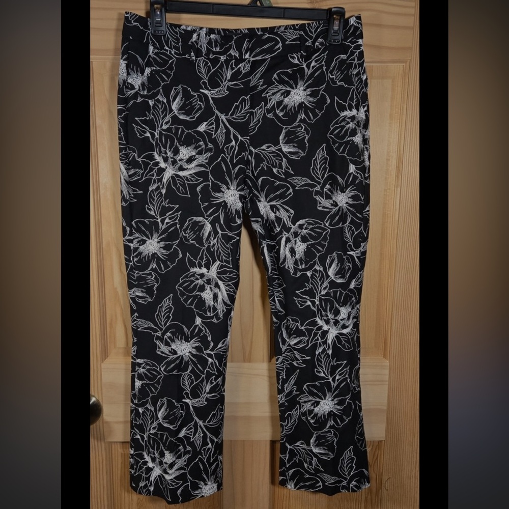 The Flare Crop.. White House Black Market Floral pant